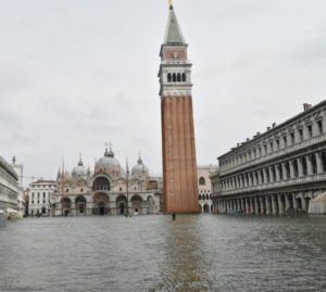 La marea eccezionale mette in pericolo la basilica di San Marco