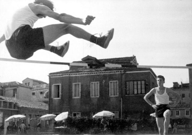 Anni ‘50: salto in alto all’aperto. ph © Iveser - Archivio Fotografico Convitto Biancotto