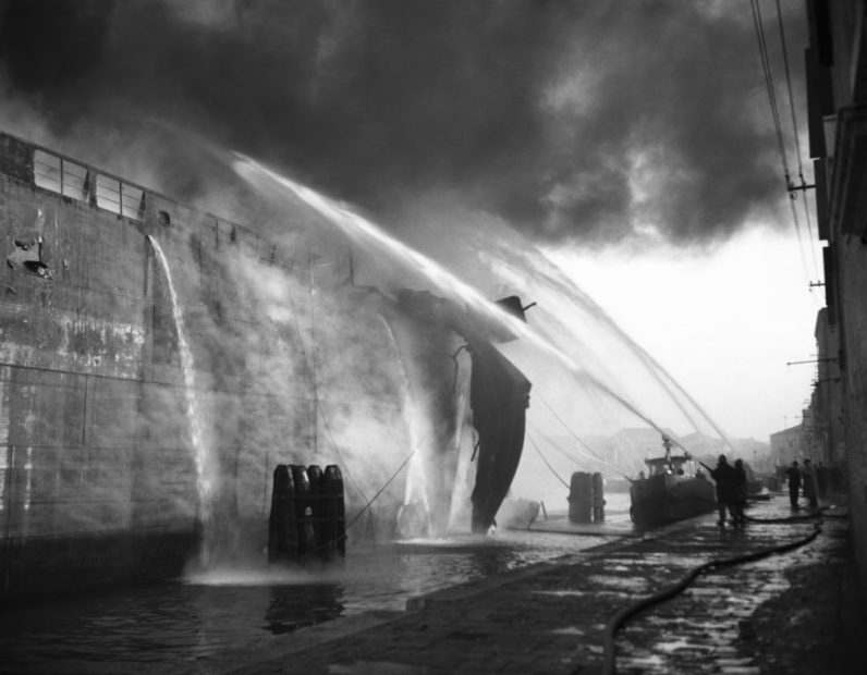 Incendio Petroliera Luisa - Venezia 1965 - PH© Vittorio Pavan Archivio Cameraphoto