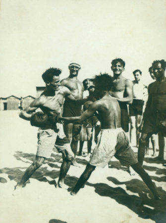 1930, Lido di Venezia pugili in spiaggia. ph © Fondo Fotografico Margherita Bosi