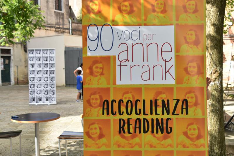 La locandina dell'evento 90 voci per Anne Frank