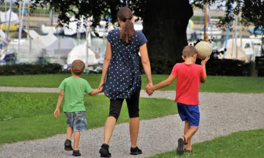 Giocare tra i campi della città storica e i parchi nel comune di Venezia