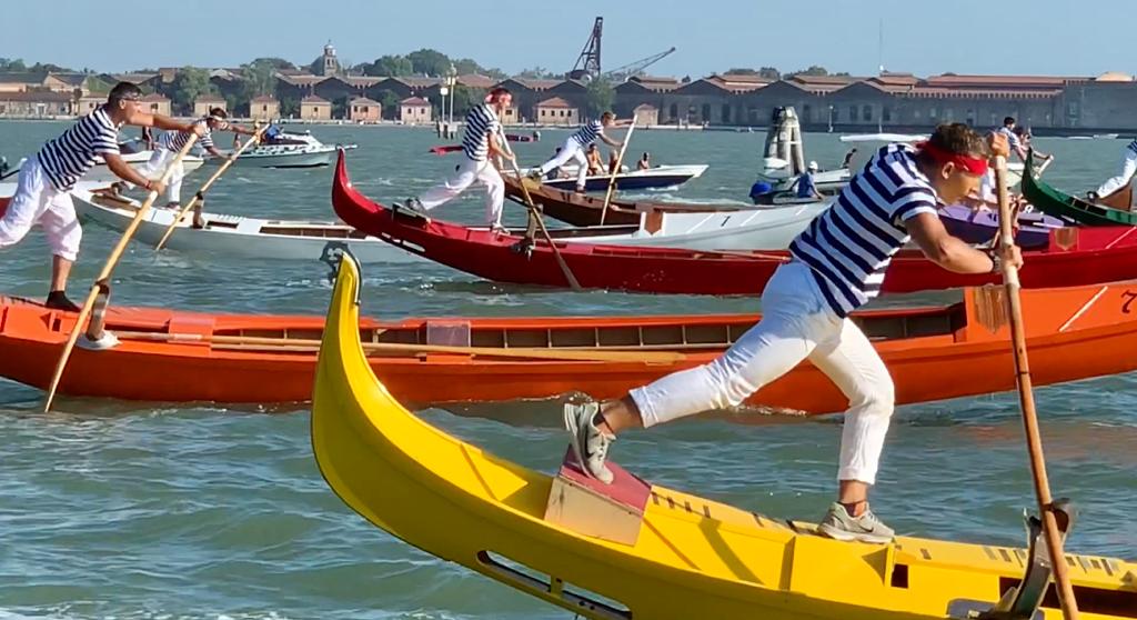 Vogada de la Rinascita: una domenica tra i remi e le note della Fenice