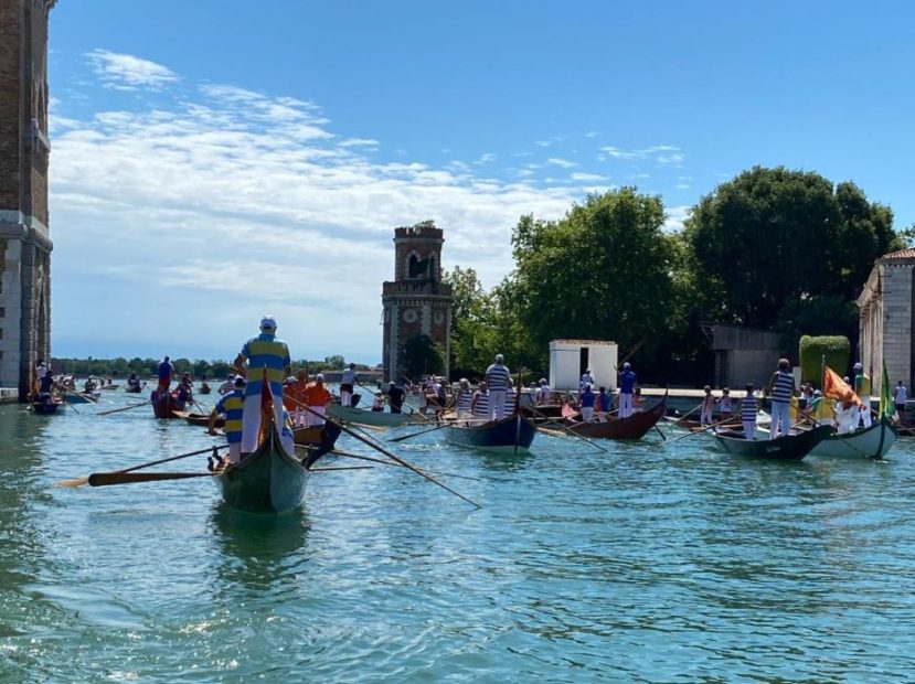 Venezia a remi verso un nuovo inizio