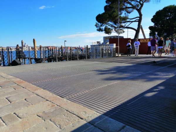 La pavimentazione del restaurato ponte della Zecca a San Marco