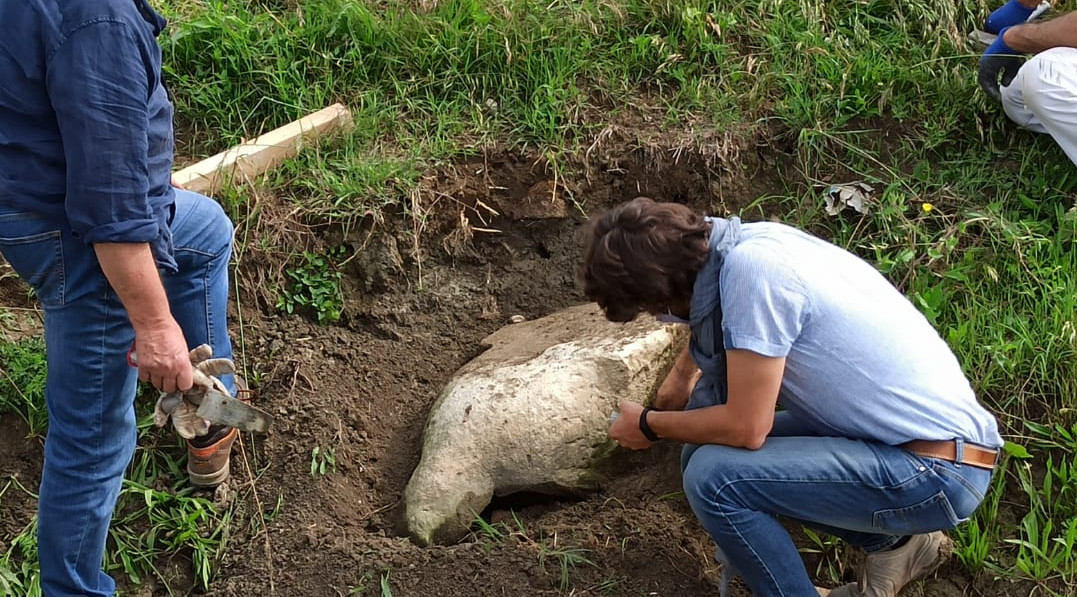 Le operazioni di scavo per il ritrovamento della statua romana ad Altino