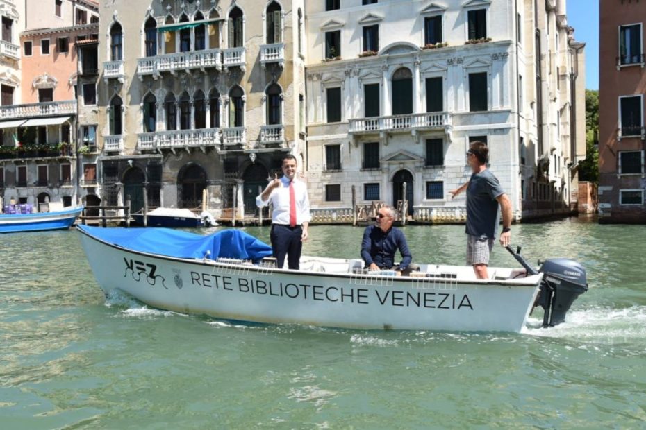 A Venezia il prestito bibliotecario si fa in barca