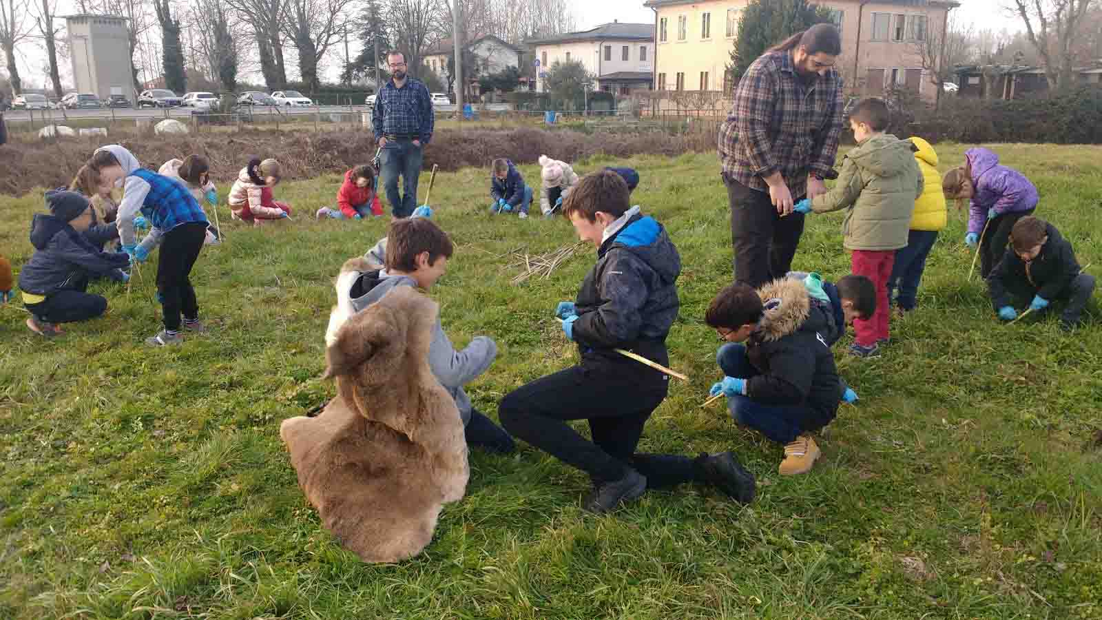 I bambini del centro estivo del Museo di Altino imparano a costruire l'arco