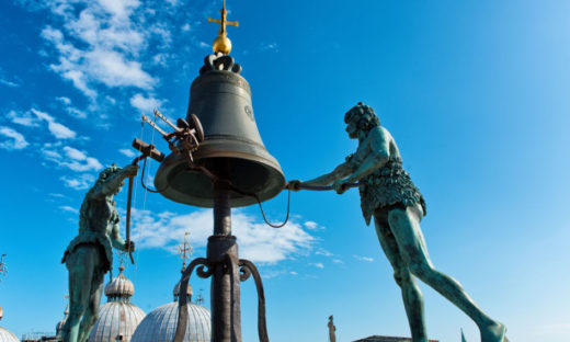 Un orologio, a Venezia, batte ancora l'ora italica.