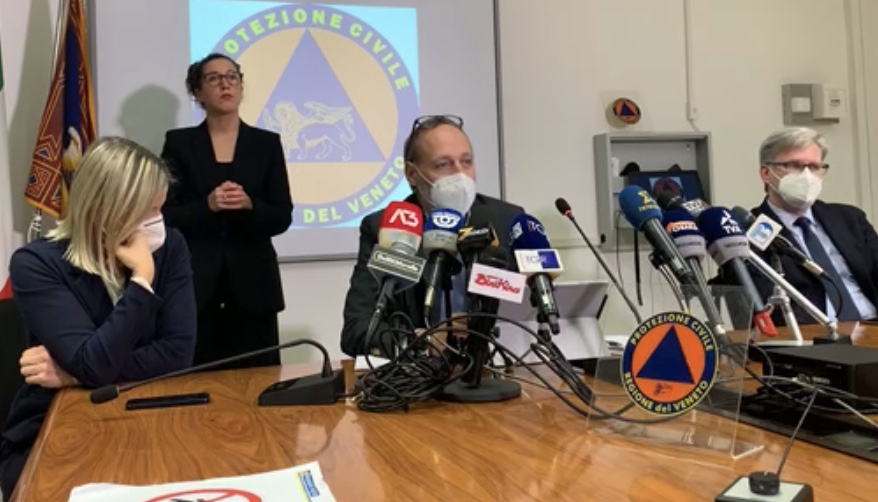 Paolo Fattori (al centro) con l'assessore alla Sanità Emanuela Lanzarin (a sx) e l'assessore alla Protezione Civile Gianpaolo Bottacin