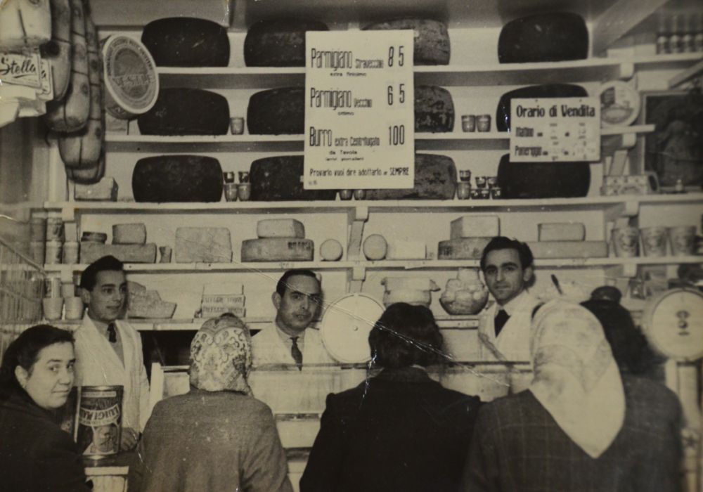 In negozio negli anni '50 al centro Giuliano Aliani con a fianco il fratello Bruno