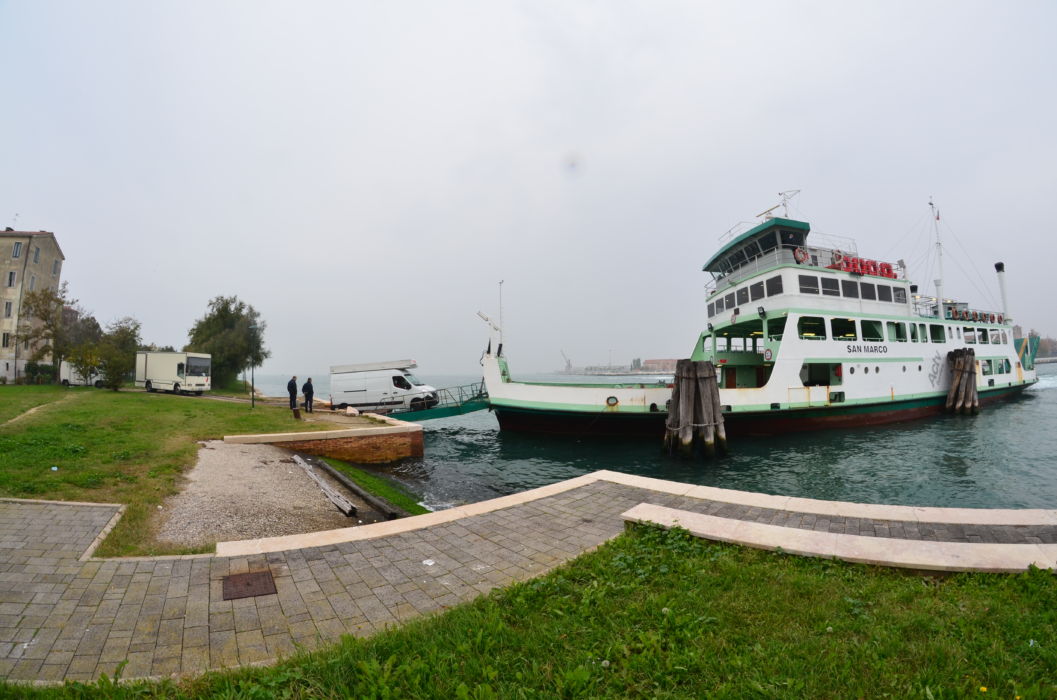 Ferry boat per Sacca Fisola mercato