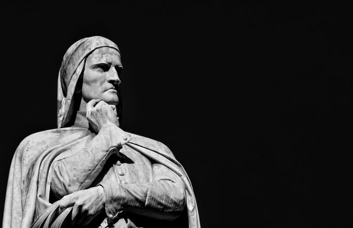La statua di Dante Alighieri in Piazza dei Signori a Verona