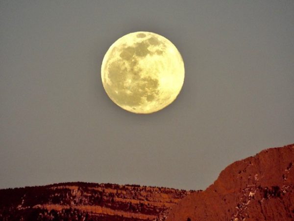 Luna sulle Sandia Mountains italiani all'estero