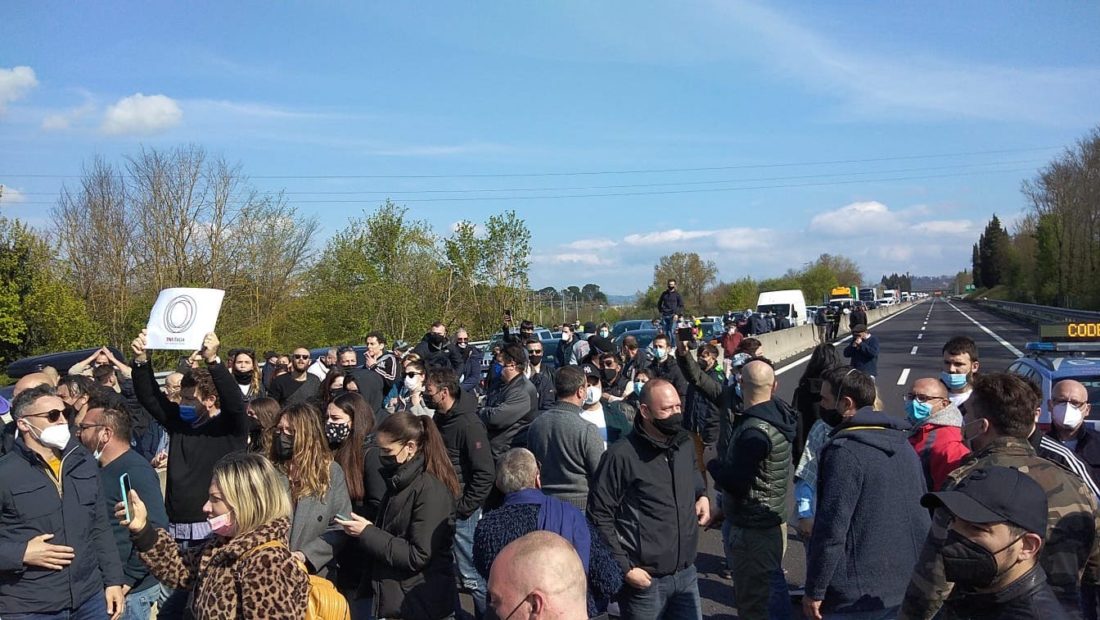 Protesta dei ristoratori: bloccano l'A1