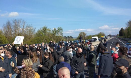 Protesta dei ristoratori: bloccano l'A1