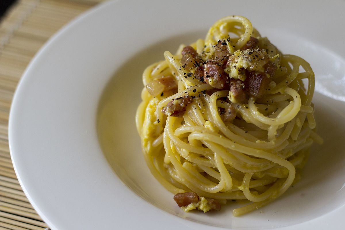 Carbonara day: storia e leggenda di un piatto non del tutto italiano