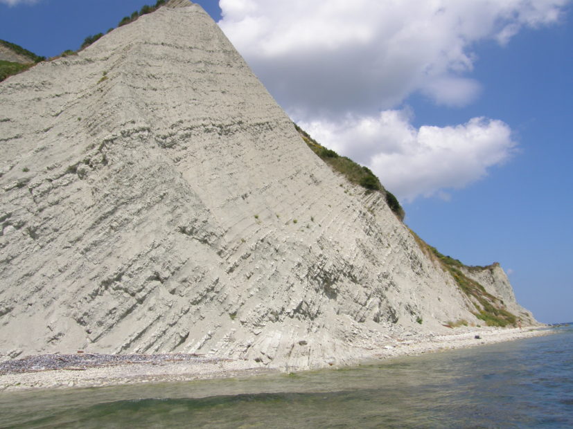 Chiodi d'oro tra le rocce: una ricchezza di informazioni