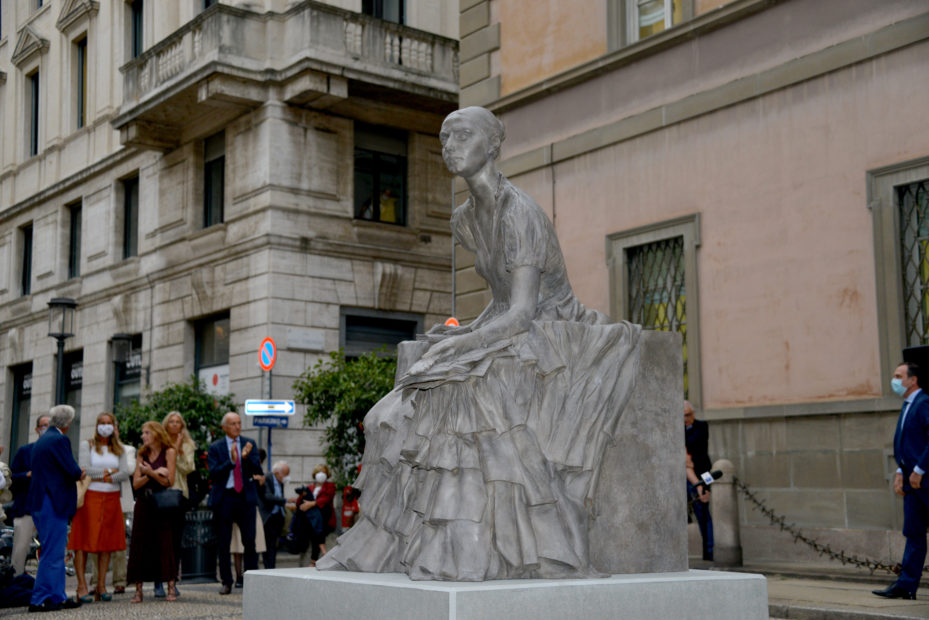 Milano inaugura la prima statua femminile della città