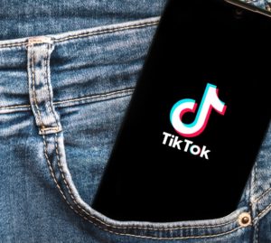 TikTok: in arrivo le etichette che identificano i contenuti creati da AI