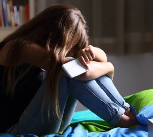 Adolescenti: nel mondo, un suicidio ogni 11 minuti