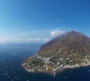 Stromboli: a fuoco decine di ettari di verde durante le riprese di una fiction