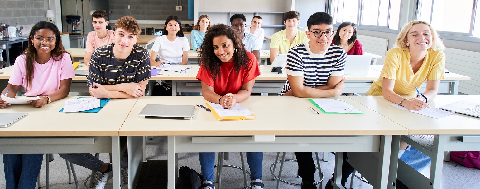 La disposizione dei banchi favorisce l'interazione tra gli studenti.