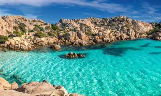 Rinfrescarsi in una piscina naturale, dalla Liguria alla Sardegna