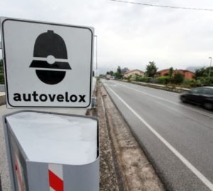 Autovelox-trappola: da domani l’addio