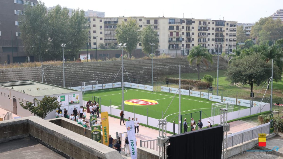 A Scampia (NA) il nuovo campo da calcio è in plastica riciclata