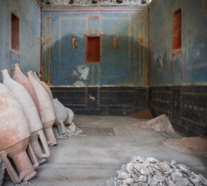 Pompei: dagli scavi emerge un sacrario blu