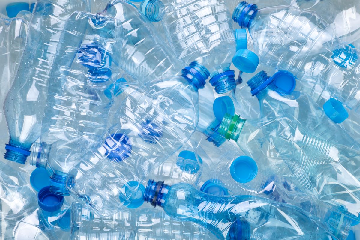 Le case? In Nigeria si costruiscono con le bottiglie di plastica