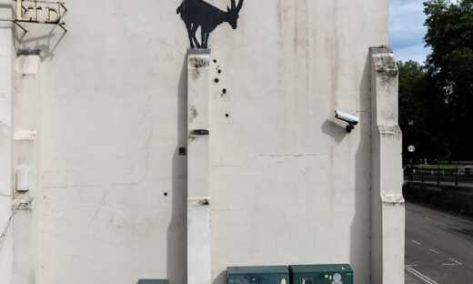 Banksy: spunta una capra su un muro di Londra