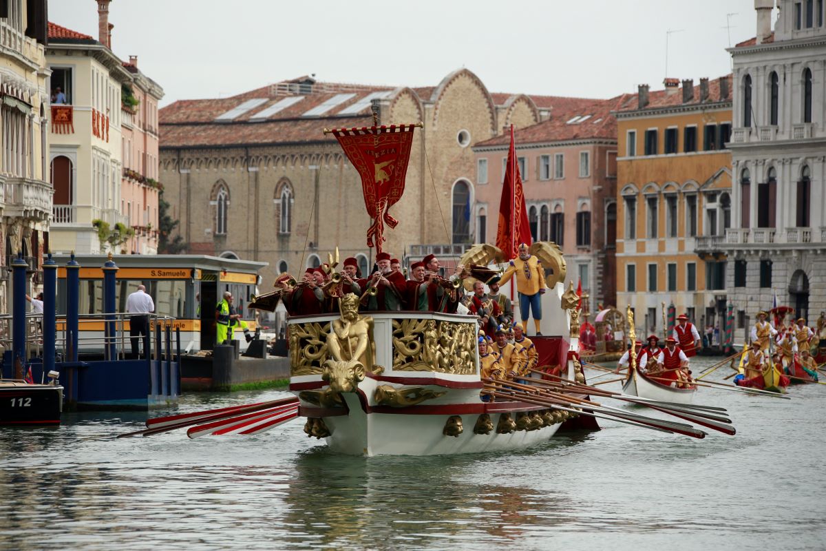 A Venezia, mondo del remo in festa con la Regata Storica