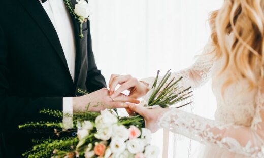 Nel matrimonio, invecchia al meglio l’uomo (non la donna)