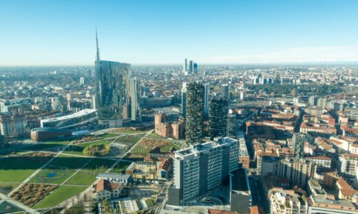 Milano: dal 2025 stop al fumo di sigaretta anche in strada