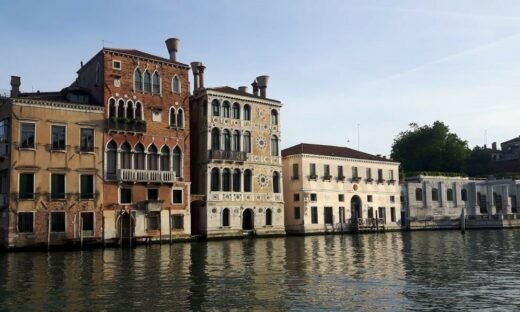 Ca' Dario venduto? L'annuncio sparisce, ma arriva la smentita